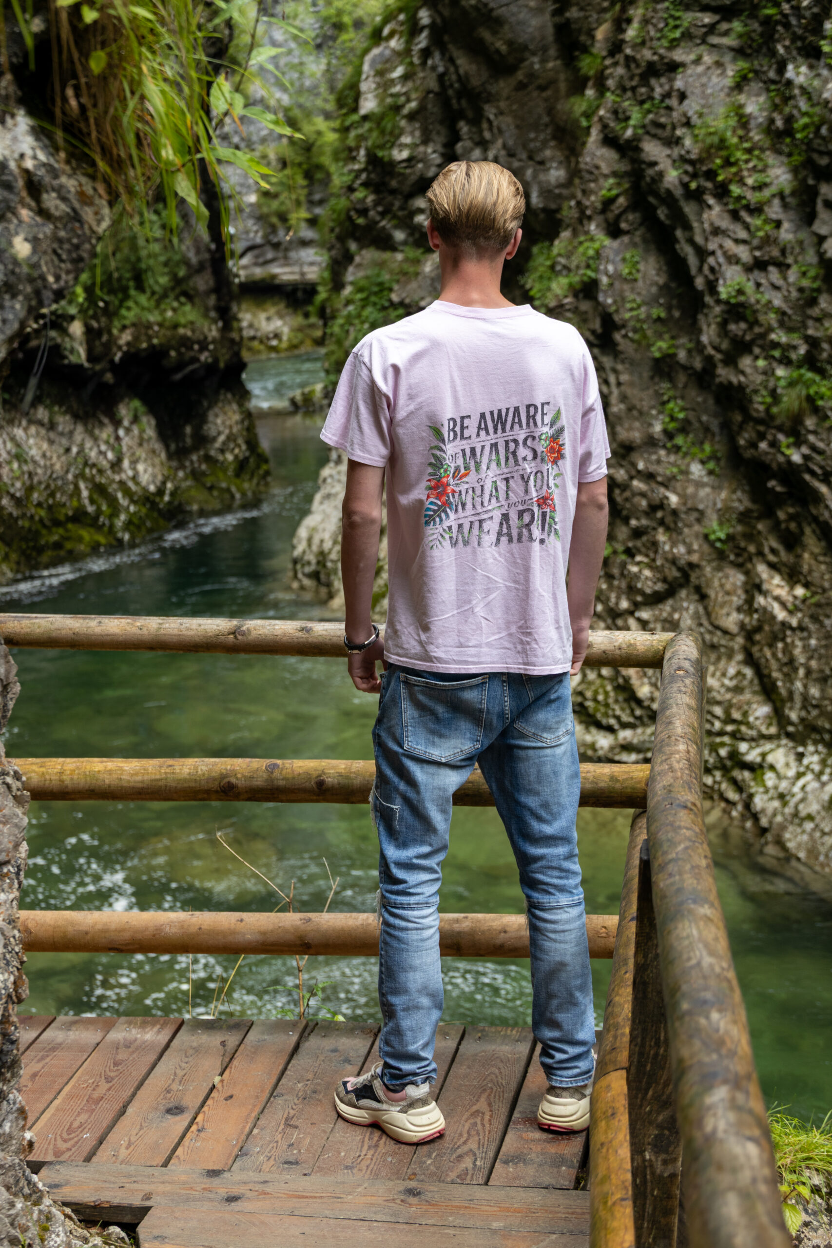 Man poseert in casual outfit uit de Vestario collectie