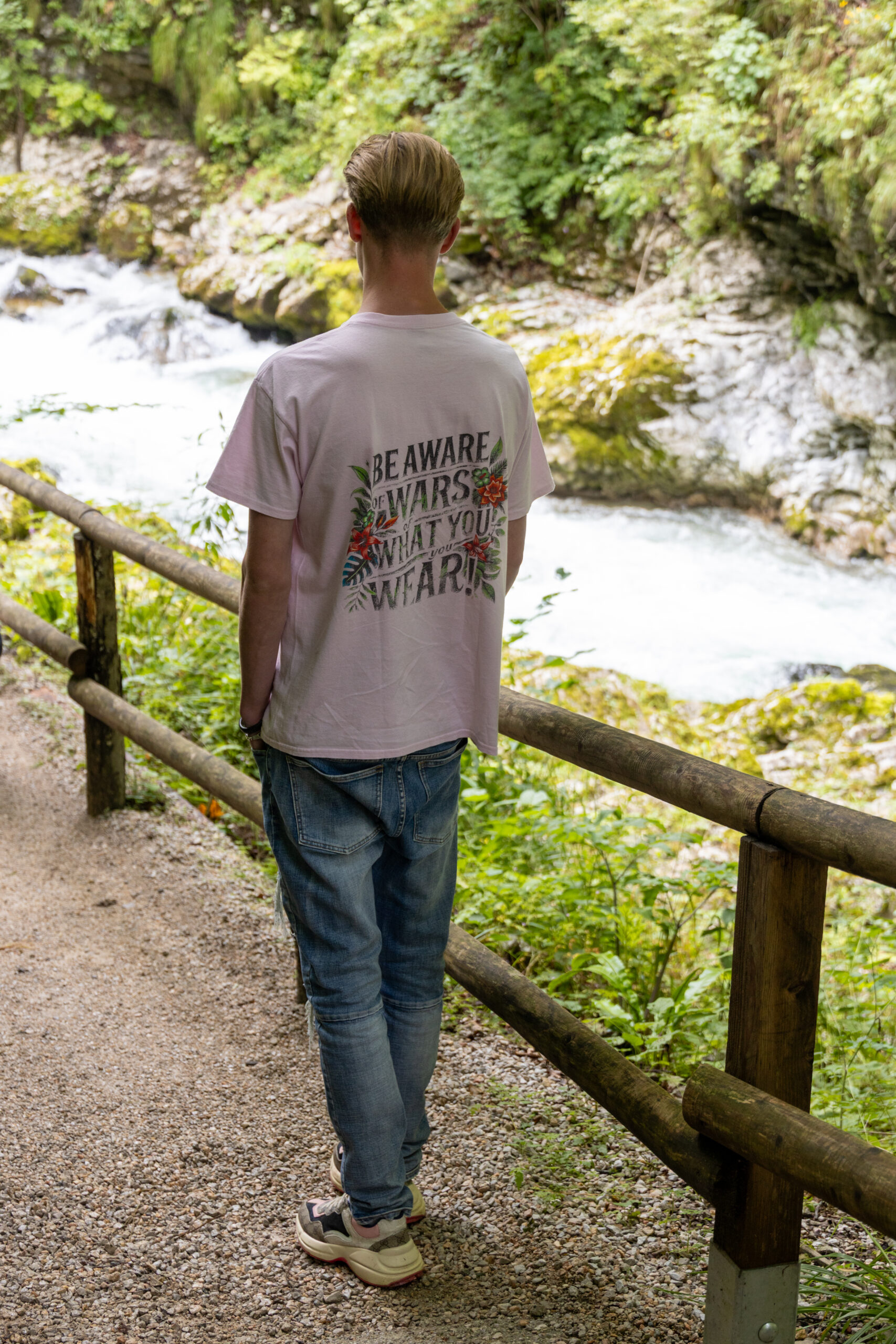 Man poseert in casual outfit uit de Vestario collectie